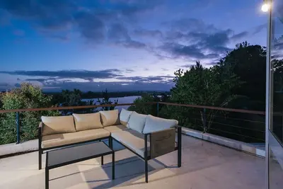 Image de Experience Greenhithe's Sunset from Your Cozy Home