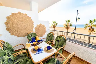 Image de The Beach (Villa Mar) - Fantastic beach front apartment - Free WiFi