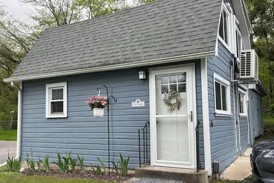 Image de Stay at this charming one bedroom cottage and enjoy exploring the Finger Lakes.