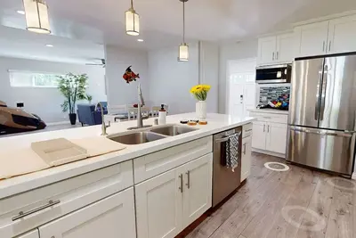 Image de Family Oasis: Modern & Cozy Pet-Friendly Home. Close to Disney