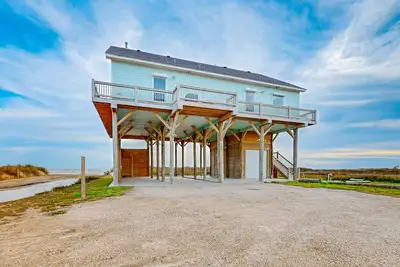 Lovely panoramic ocean-view home with direct beach access & wraparound deck