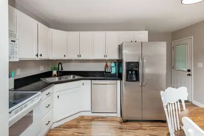 Image de Cozy Ames retreat located near Iowa State University