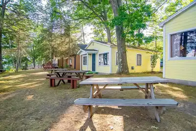 Image de Charming lakefront cottage with large yard, dock, & fire pit - close to downtown