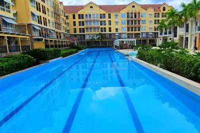 Image de Luxurious staycation. \nRelax in style in a serene Oasis, with calm ambiance.