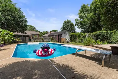 Image de Pool & Mins to Zoo - Capitol Heights Hideaway