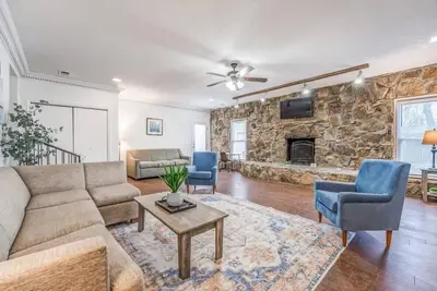 Image de 20 Minutes from Downtown - Blues City Retreat