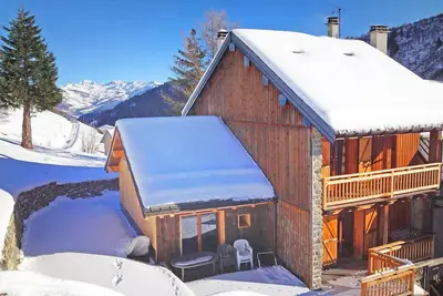 Image de Chalet avec balcon dans les Alpes françaises
