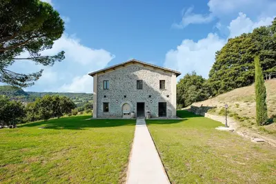 Image de Vieille Villa à Sermugnano avec piscine à débordement