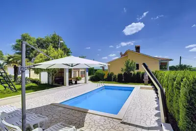 Image de Villa à Bakši avec Piscine et Aire de Jeux