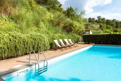 Image de Villa spacieuse avec piscine privée à Sermugnano