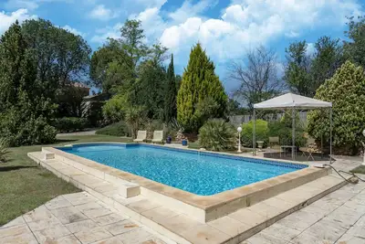 Image de Maison de vacances spacieuse avec piscine et parc