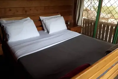 Image de The Observatory Lodge at Kichwamba escarpment overlooking Queen Elizabeth Np.