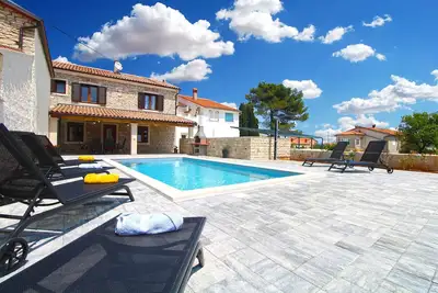 Image de Villa avec piscine et solarium