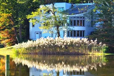 Image de Rate Reduction For Commissioning Week - Serene and Sophisticated 4 Br Waterfront Contemporary