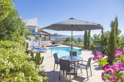 Image de Superbe villa 3 ch. , 2 sdb, rénovée, piscine 4*8, avec vue à couper le souffle