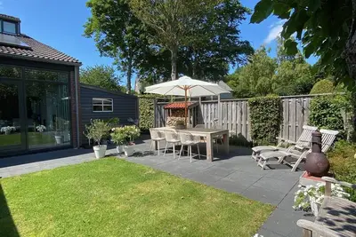 Image de Luxury corner house with 3 bedrooms, private garden and private parking.