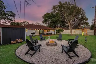 Image de 4-Bd Mid-Modern Century with Firepit & Playground