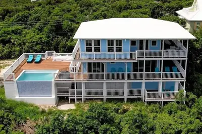 Image de A ViewFaDayz - Brand New Pool Home with Dock Slip