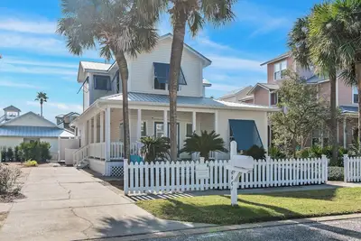 Image de Adorable Cottage near Beach⛱️ & Nborhood pool! 4br Heart ❤️and Sol