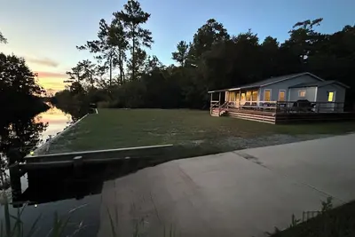 Image de Cabin on French Quarter Creek with boat ramp and beautiful view