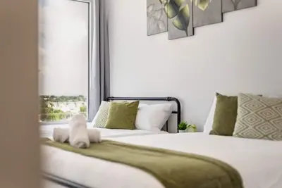 City View 2br I Parking I King Bed I Workspace