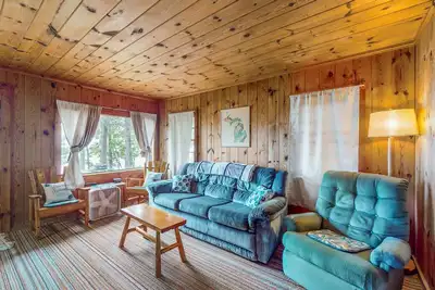 Image de Charming lakefront cottage with large yard, dock, & fire pit - close to downtown