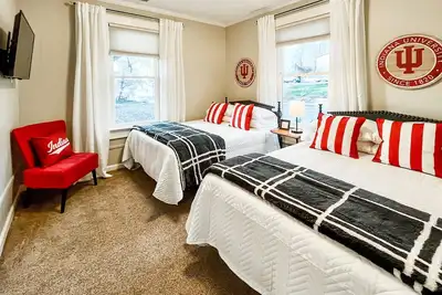 Image de The Blue Door Bungalow - Central & Walkable to Downtown & Indiana University