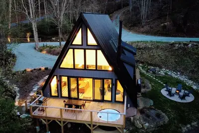 Image de Modern A-Frame - In-Deck Hot Tub - near Boone