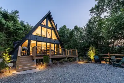 Image de Cozy A-Frame Cabin - In-Deck Hot Tub - near Boone