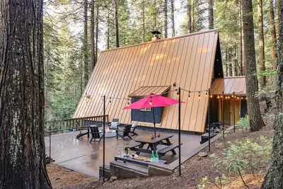 Image de 3 Mi to Calaveras Big Trees: Cabin w/ Fire Pit!