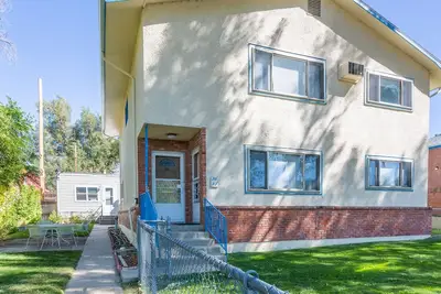 Image de Enjoy the warmth! Modern 2b/2b duplex with large dining area, cozy bedding, and space for 5. Central location near downtown Casper shops.