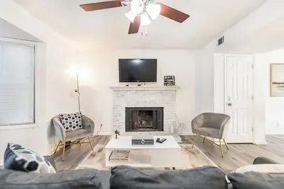 Image de Rare Gem Chic Contemporary 2br/2ba Home mins to major conveniences. Pet Friendly!