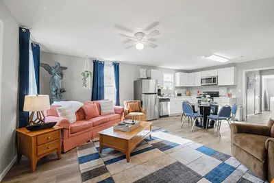 Image de Brothers bond 3bed 2bath, short walk to the square