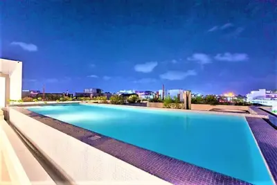 Image de 5mn Walk to the Beach. Family-sized condo with city views.