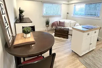 Image de Cute and Cozy, Walking distance to Gorgeous Beach or Beautiful Forest Walk!