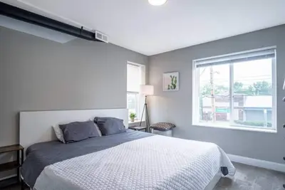 Image de Modern 2br King Bed Central Osu. \n\n