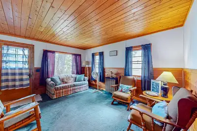 Image de Charming lakefront cottage with large yard, dock, & fire pit - close to downtown