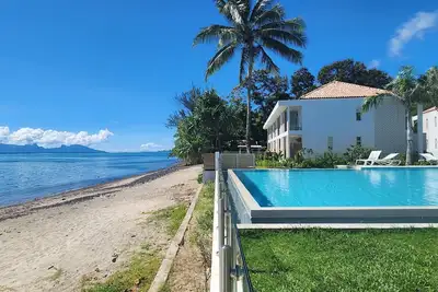 Image de Duplex avec vue sur la mer, ambiance bohème chic avec un accès plage et piscine.