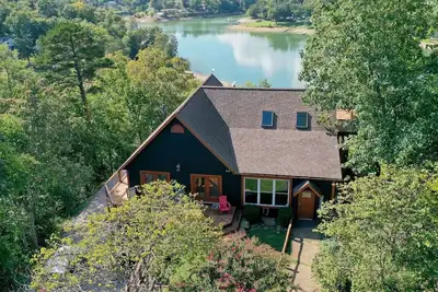 Image de Secluded Lakefront Estate: Private Dock, Huge deck w/ views, Kayaks, Hot Tub