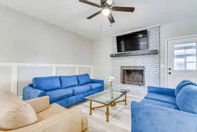 Image de Pensacola Home w/ Screened Porch: 10 Mi to Beach!