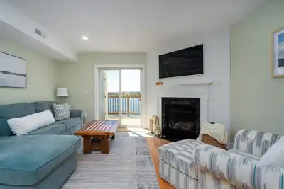 Image de Paugus Bay Chalet: Newly Renovated Condo with Prime Lake Winni Location!
