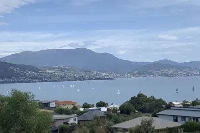 Image de Stunning water view home in Hobart