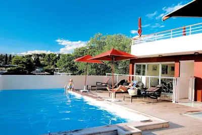 Image de Piscine en Été! Appartement avec Wi-Fi gratuit