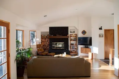 Image de Cozy & Stylish Modern Mountain Retreat. Dog Friendly! Close to Trails & Lake.