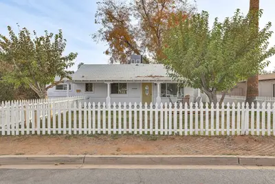 Image de 5 Mi to Dtwn: Pet-Friendly Phoenix Gem w/ Patio