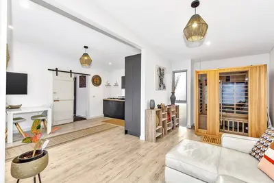 Image de 1 bedroom unit with views, & your own private Uv Sauna, wellness at its best!