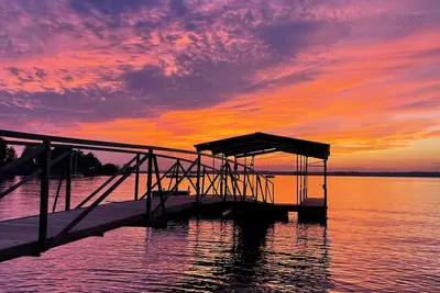 Image de Lakefront; hot tub, 4 king beds; 4 twin beds; private, deep water, covered dock