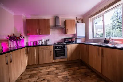 Image de Sleeps8-KingBeds-SofaBed-Garden-AirCon-FreeParking