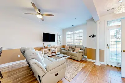 Image de Dog-friendly Villages of Five Points townhouse with pool, tennis, gym, grill
