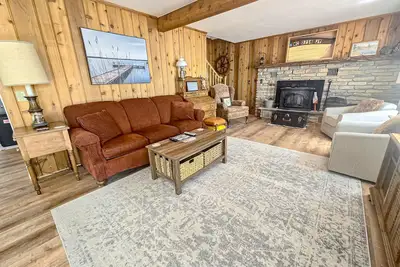 Image de Incredible lakefront house with cottages, dock, fire pit, decks, & amazing views